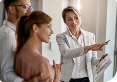 Casal feliz aparentemente recém chegados à uma nova casa