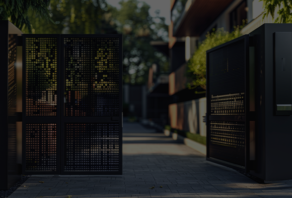 Uma chave com um chaveiro em formato de casa sobre uma mesa